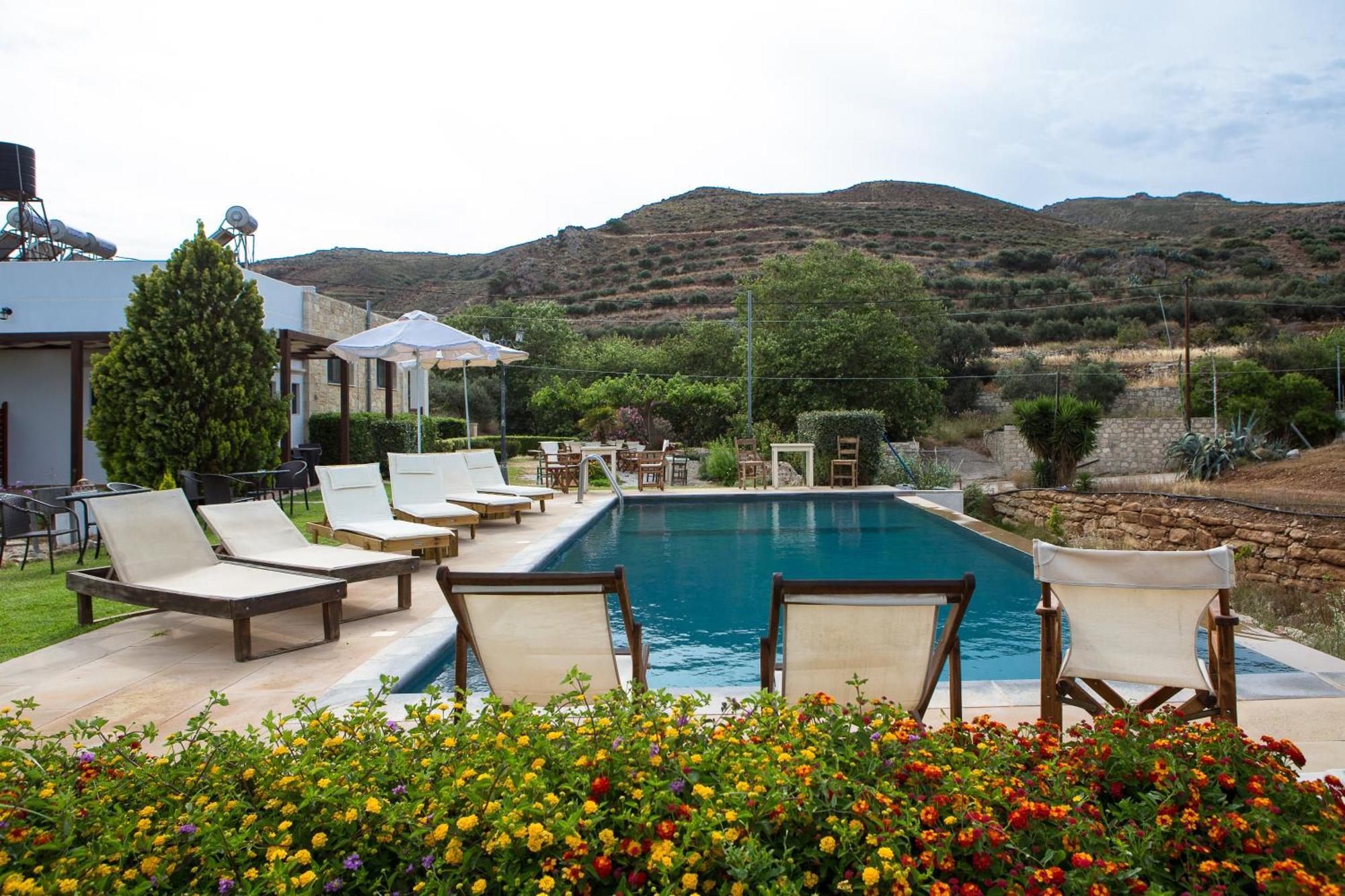 Agarathos Traditional Rooms With Pool Kalivianí Eksteriør bilde