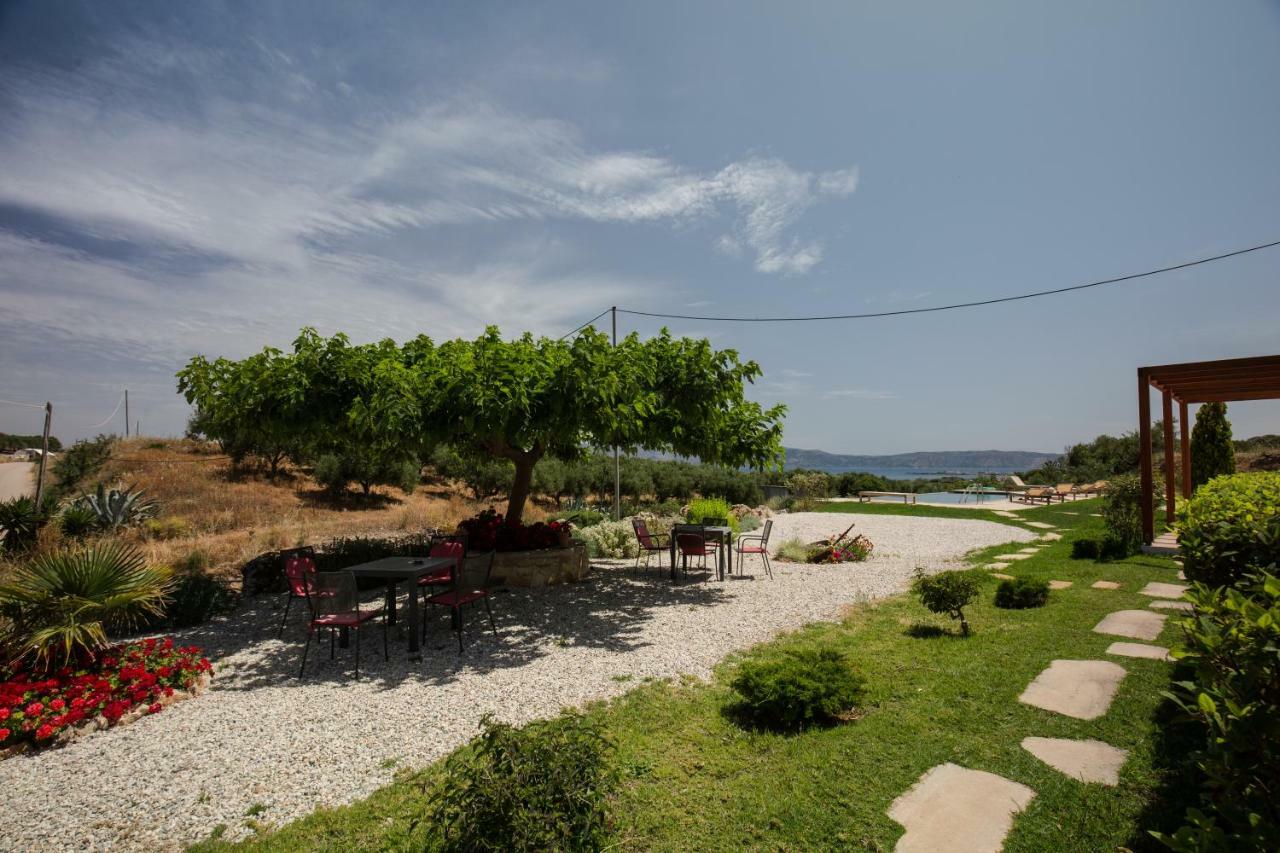 Agarathos Traditional Rooms With Pool Kalivianí Eksteriør bilde